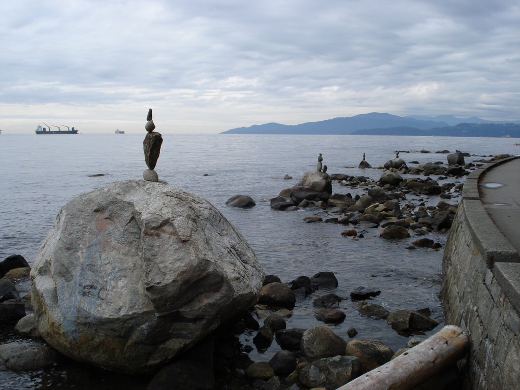 Stanley Park Seawall balancing by venturevancouver.com