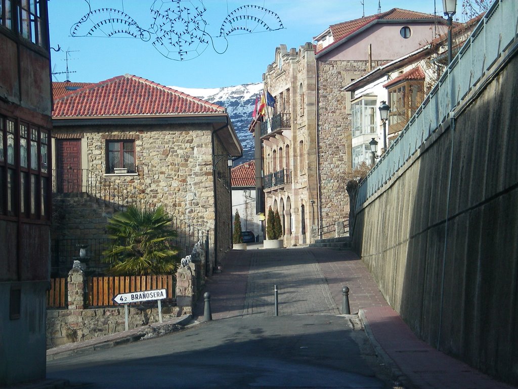 Ayuntamiento de Barruelo con montaña nevada al fondo by Co MARTÍN (ARBOREAM)