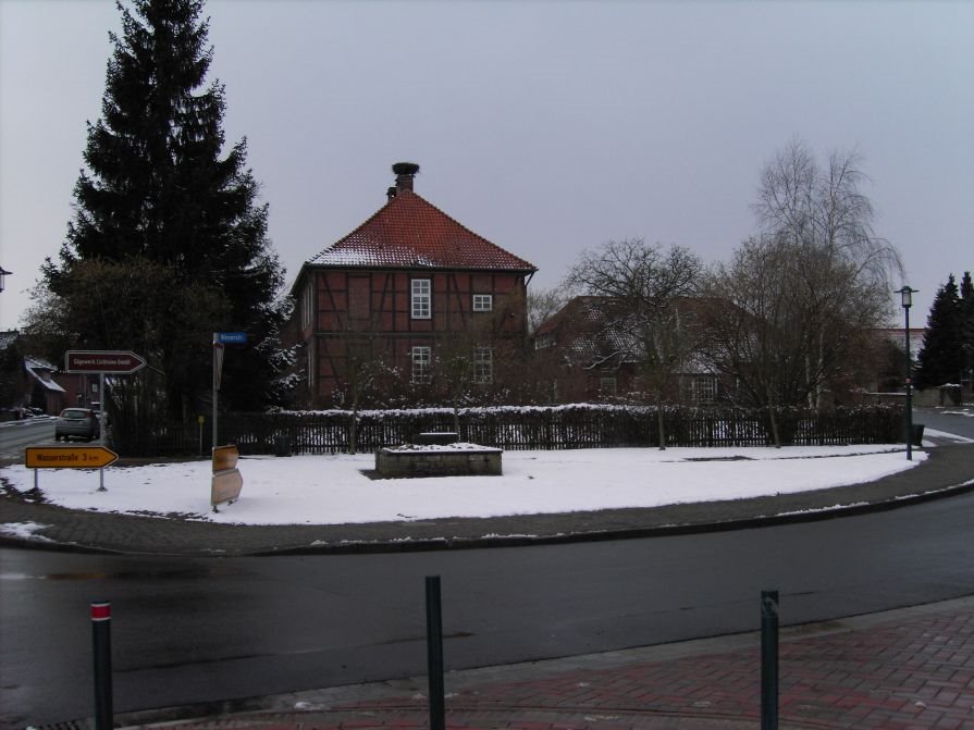 Loccum, Markt mit Brunnen, im Hintergrund das Pastorenhaus im Jahre 2006 by mischa65