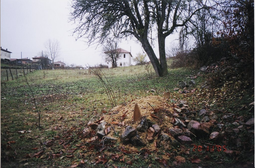 H.E./ KADI HAMDİ'NİN EYLEK MEVKİİNDEKİ, NAKLEDİLEN MEZARI,20-11-2005 by HAMDİ ESENLİK