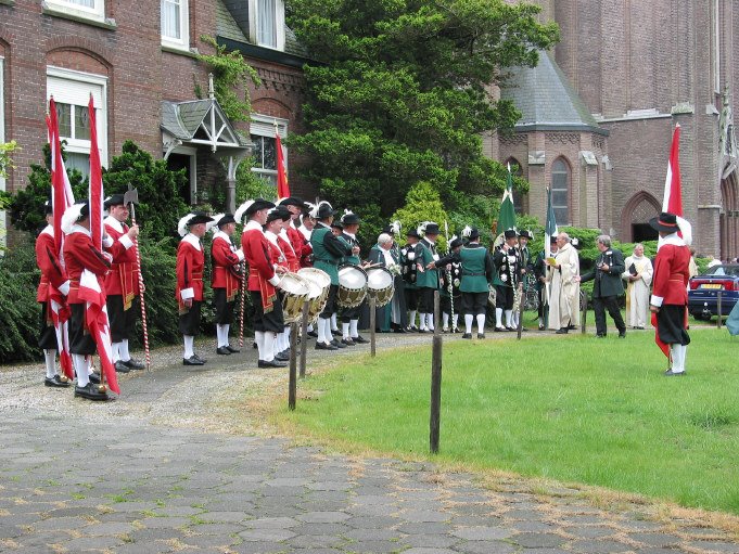 Beek en Donkse gilden voor pastorie in Kapelstraat by boerdonk