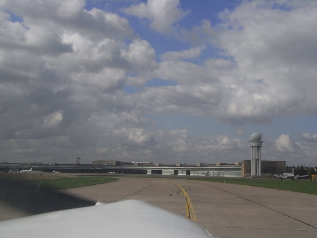 Flughafen Tempelhof Taxiway North-East by jreumsc