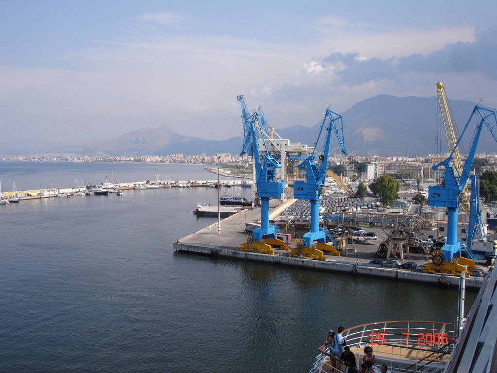 Palermo: il porto dalla nave by Vito Alecci