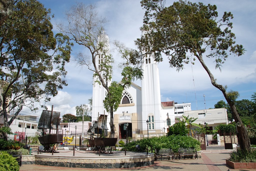 Iglesia la altagracia y el parque colon;santiago. by tomcruz109