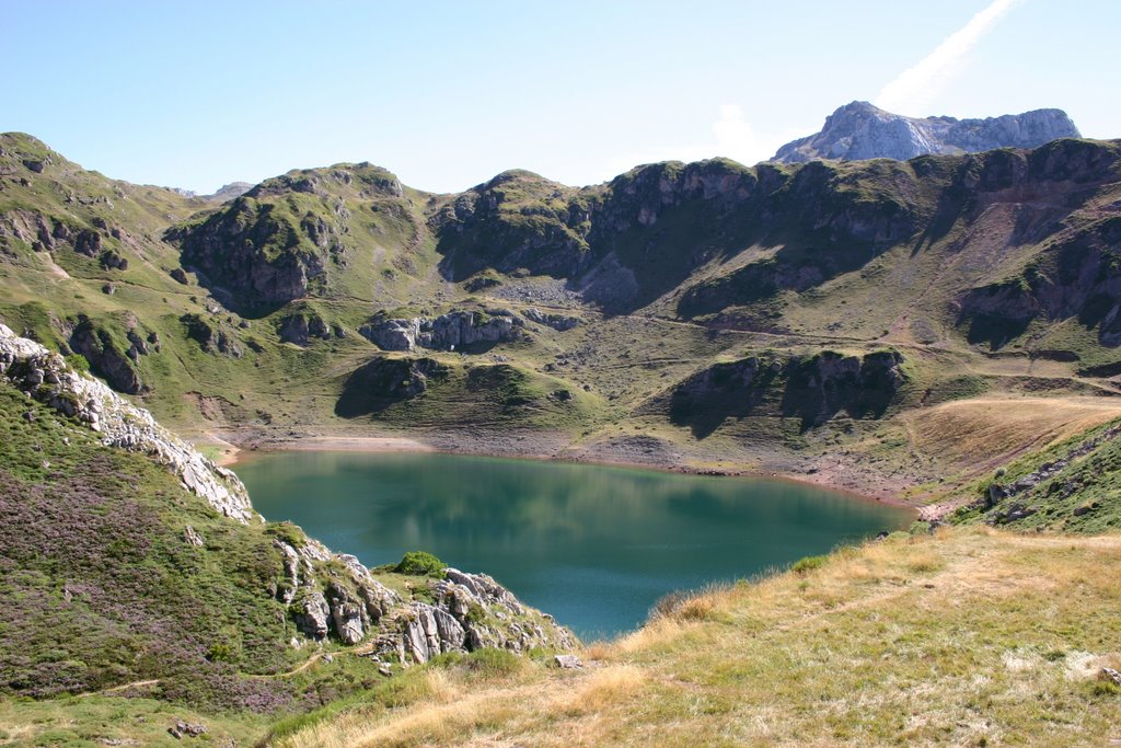 Lago de la Cueva (Saliencia) by Popi_y_Lolo