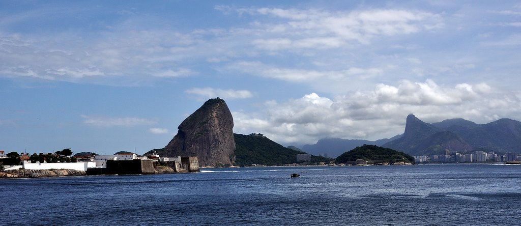 Fortaleza Sta Cruz e Pão de Açucar, 2009 by Roberto Pereira