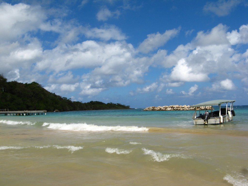 Beach at Dunn´s River Falls by micha030680