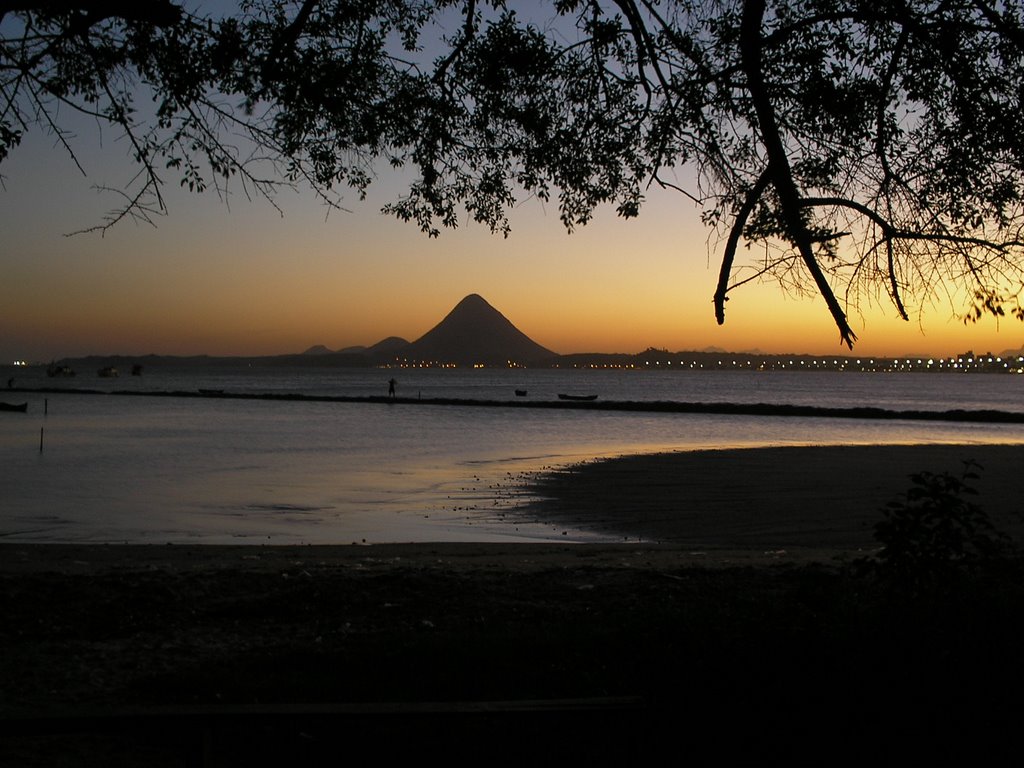 Monte Aghá ao entardecer by Ramon Estevam