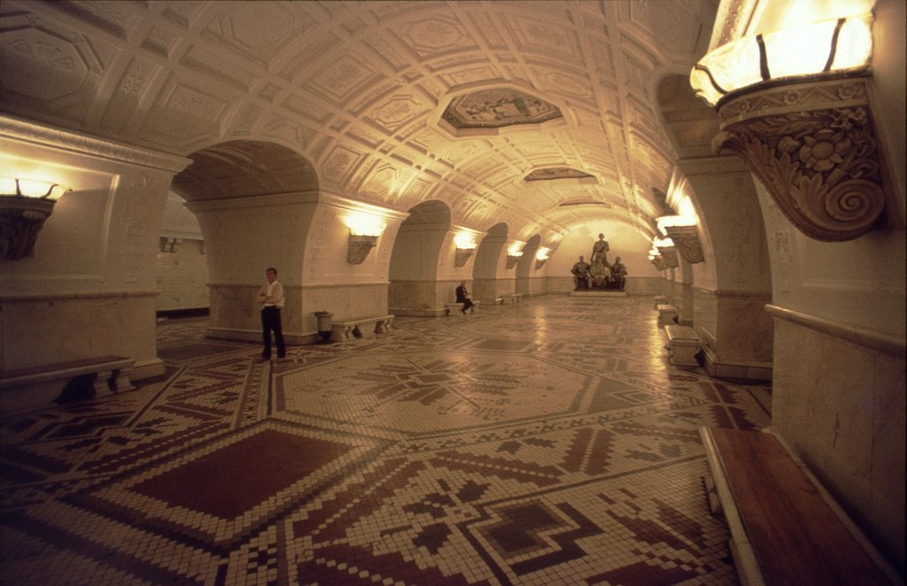 Metro-Station Bjelorusskaja, Moskau. Russland by Karl-H. Quoss