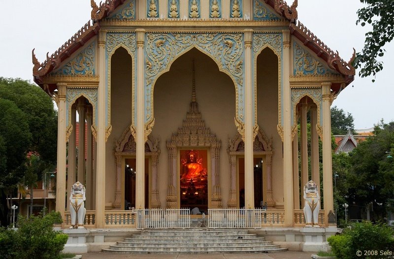 Wat in Kanchanaburi by hippotravel