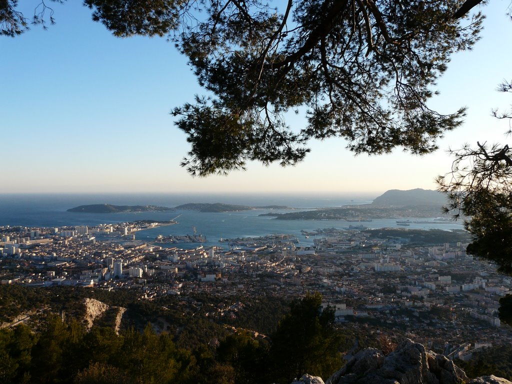 Mont Faron : port de Toulon, presqu'île de St Mandrier et ND de Mai. by jl broncard