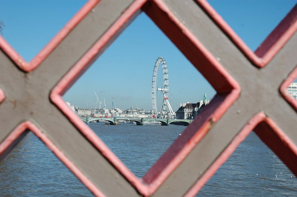 London Eye through Westminister Bridge by deespics