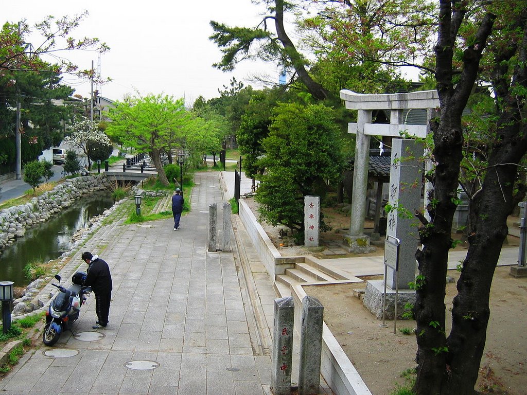 Canal and Shrine Entrance near Mizumoto-koen by Umiyama 海山