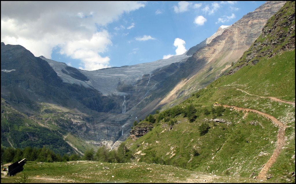 Blick auf dem Piz Bernina (Höhe mit 4'048,6 m ü. M.) der einzige Viertausender der Ostalpen - Kanton Graubünden by Ralf Pätzold