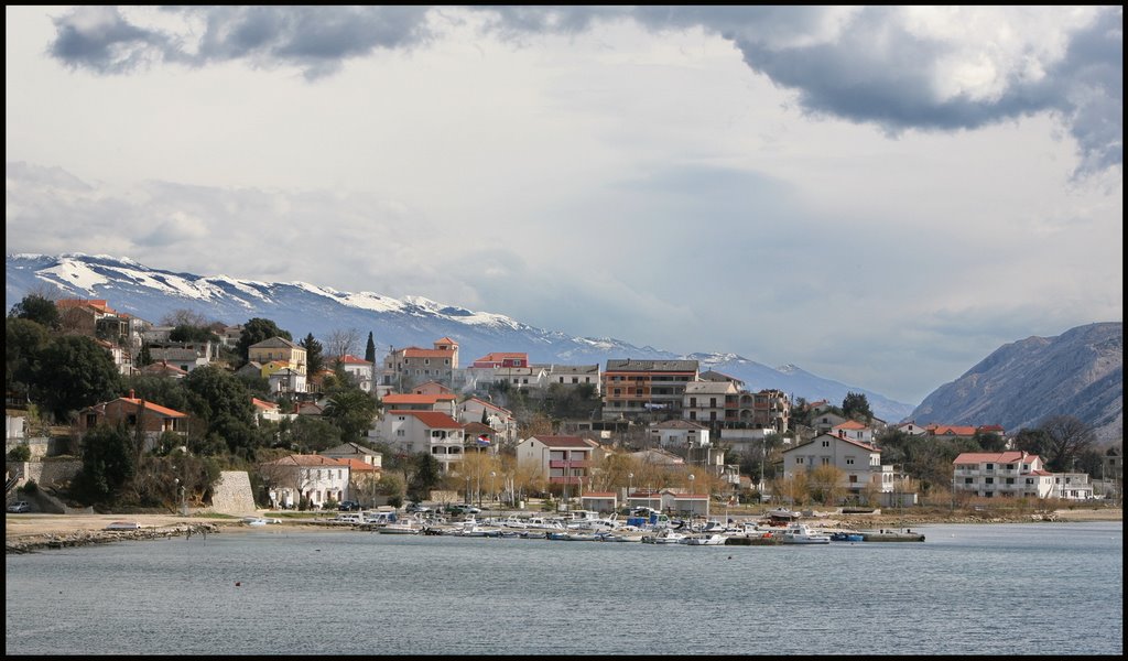 Lopar 07.03.2007 Naselje na severnem delu otoka Raba. Nekdanje ribiško naselje se je razvilo v turistično območje. Lepe peščene plaže, plitvo morje in borovi gozdovi so spodbudili nastanek znane Rajske plaže, hotelskega naselja in športno-rekreacijskega središča. by Vladimir Tkalčić