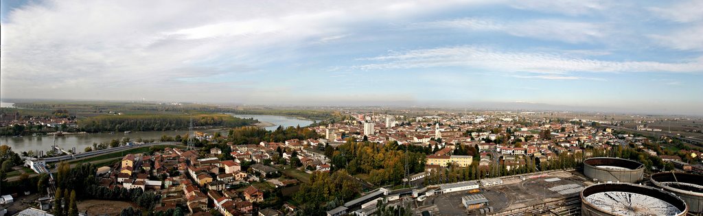 Ostiglia, panorama dall'alto del camino della Centrale Termoelettrica by Alberto Grigoli