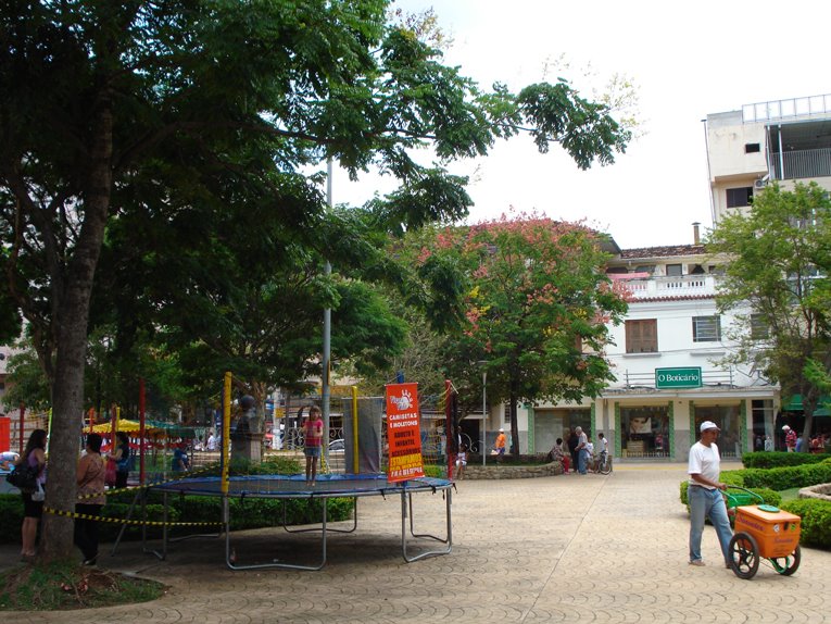 Praça João Zelante, ano 2009 by Chico Saragiotto