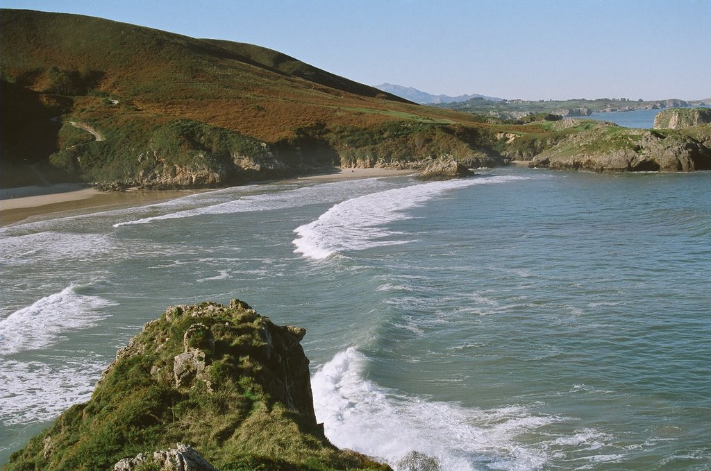 TORIMBIA CON FUERTE OLEAJE - LLANES- ASTURIAS by EDUARDO ARRIZABALAGA