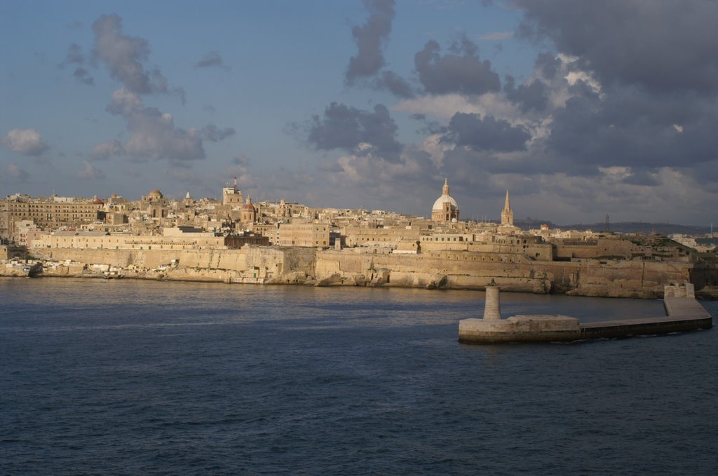 Einfahrt im Hafen (auf der AIDA) von La Valetta nach einem Gewitter by holidayman