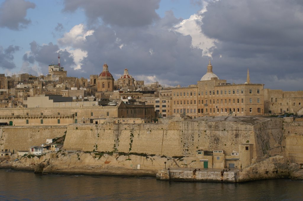 Arrival (with the AIDA) in La Valetta after a thunderstorm by holidayman