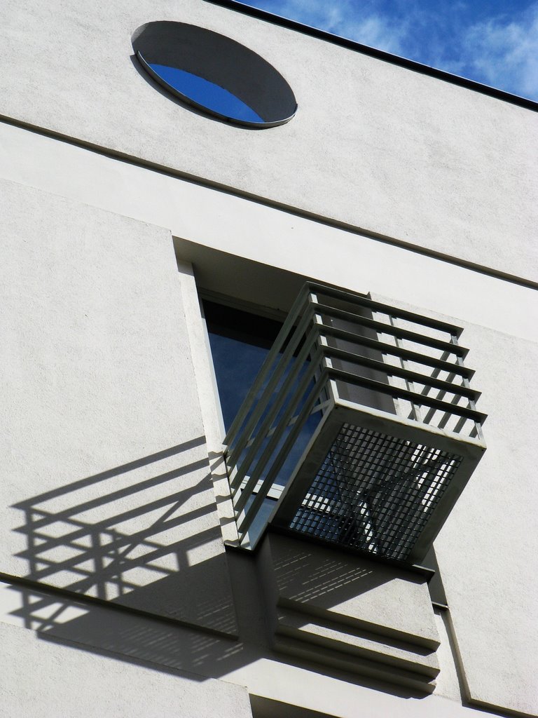 Schatten am Balkon vom Leiner-Gebäude by b-gallery