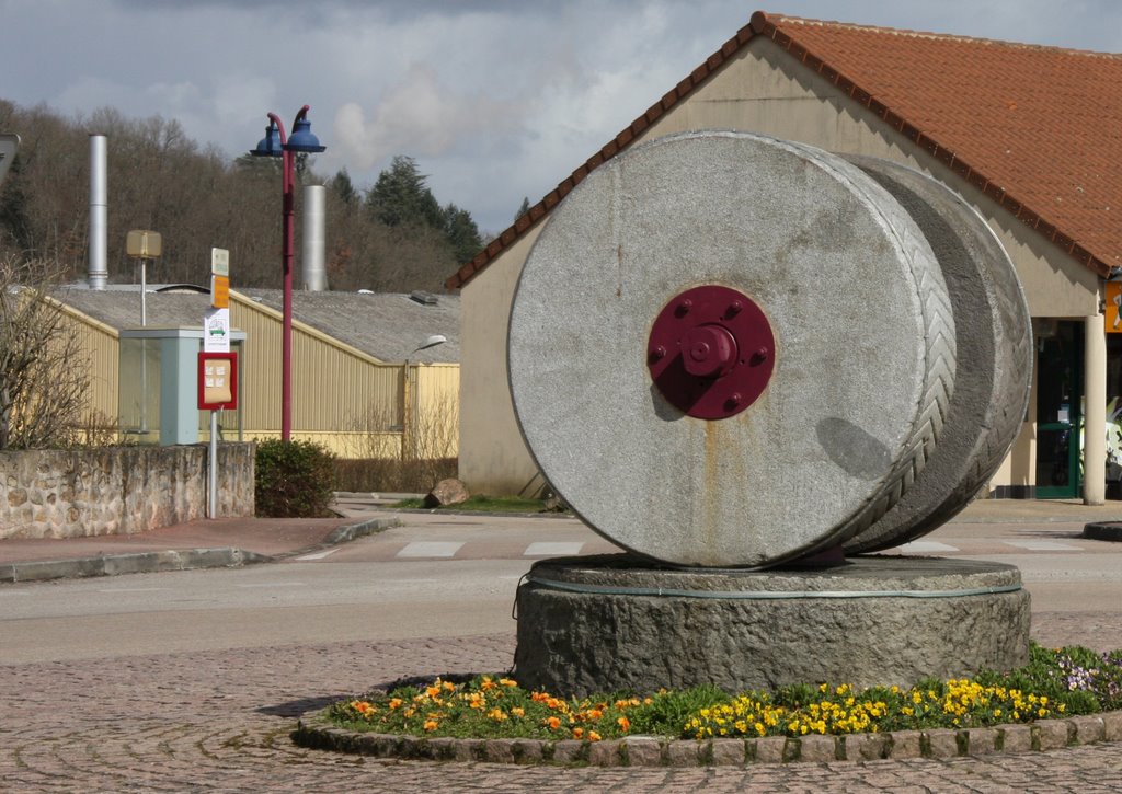 Bosmie-l'Aiguille : meules de moulin en granit by macrobert