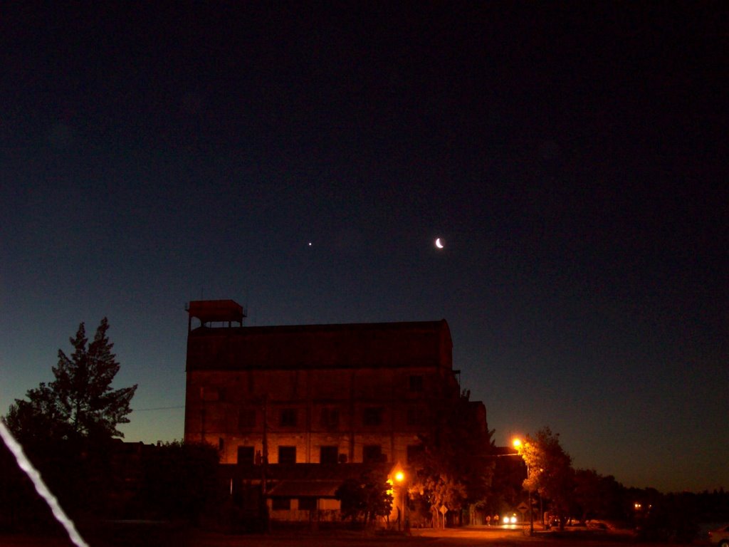 Luna llena sobre viejo frigorifico by eduang