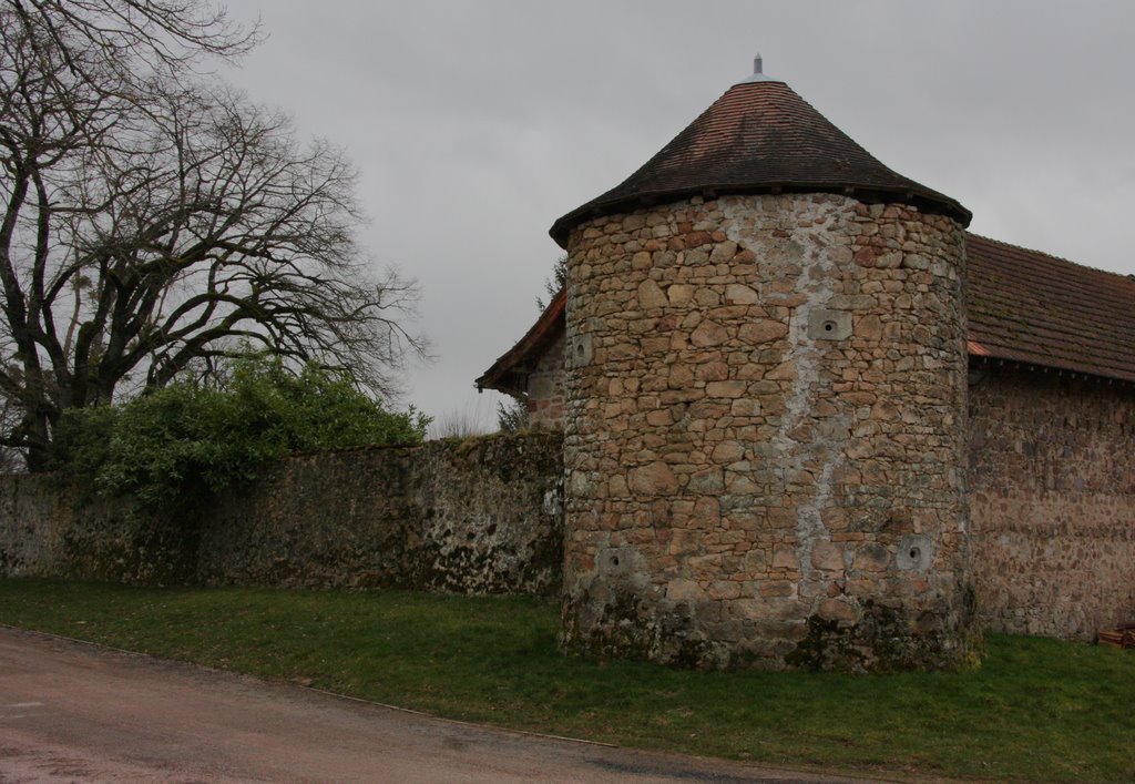 Solignac : tour d'angle de l'enceinte du château de La Borie by macrobert