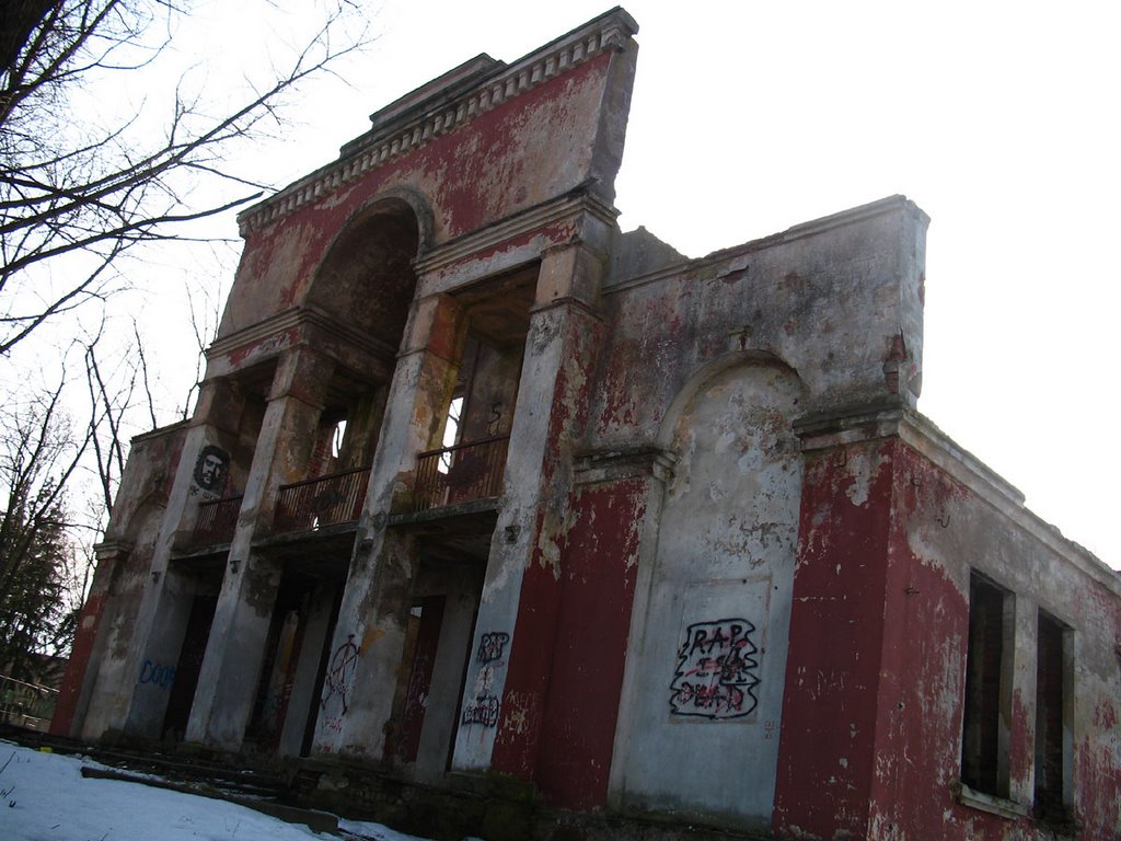 The tumbledown building at Minina st. in Minsk by Andrej Kuźniečyk