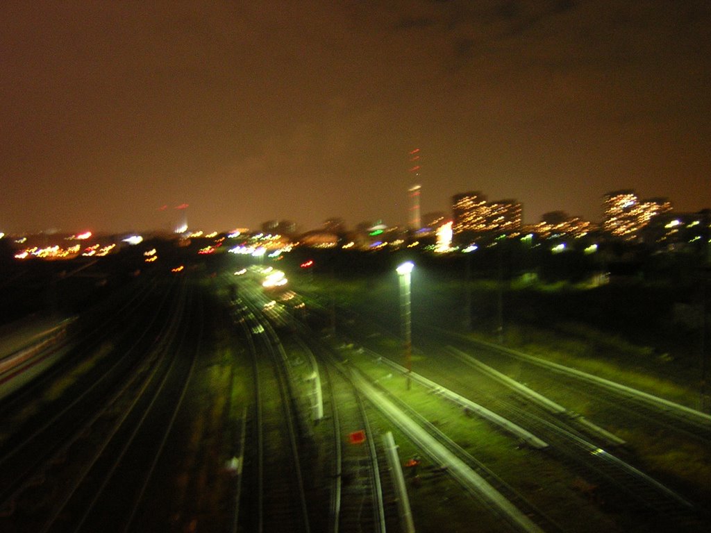 Berlin bei Nacht, Blick von Warschauer Straße Richtung Mitt by kolmi