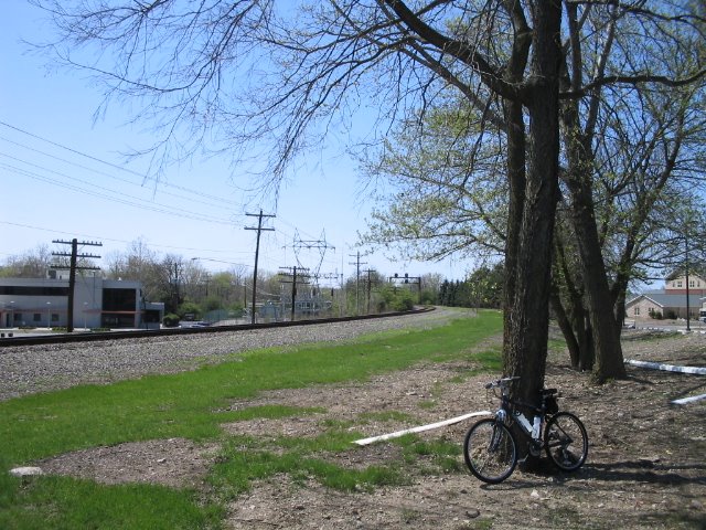 Power substation and tracks headed north by telutci