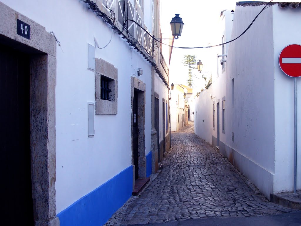 Loulé (Ruas estreitas desertas onde se cultiva o silêncio) by Majoca