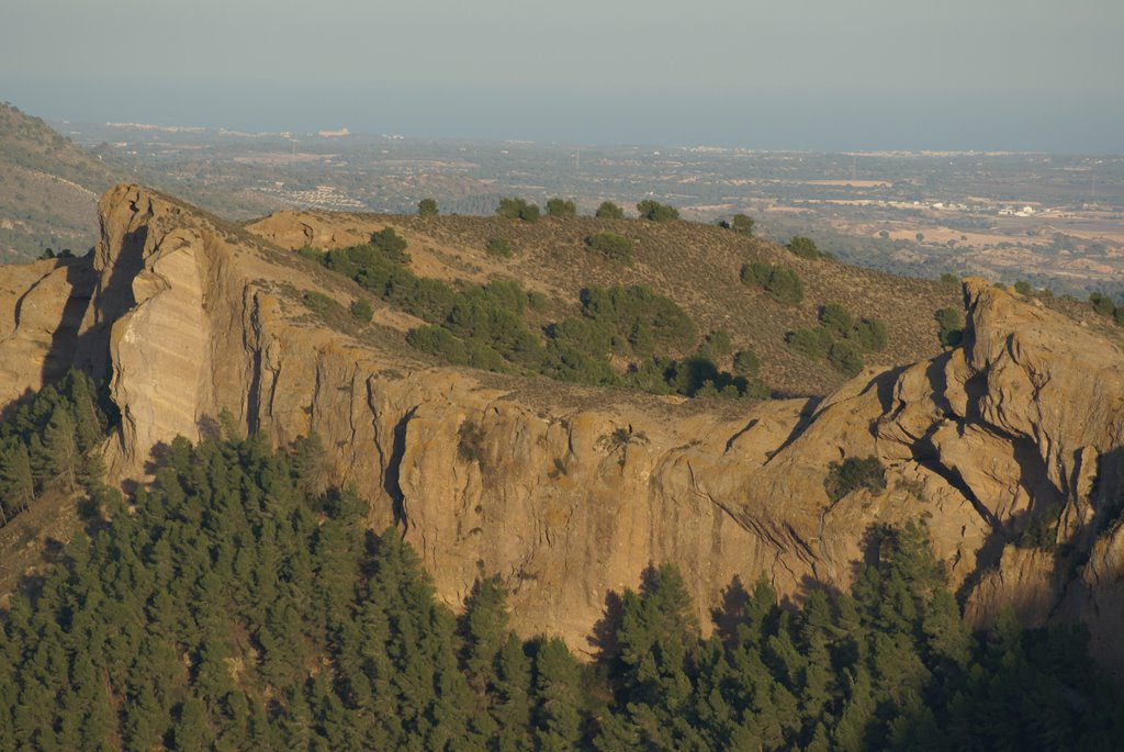 Los dos picos de la muralla by Paulo Perez