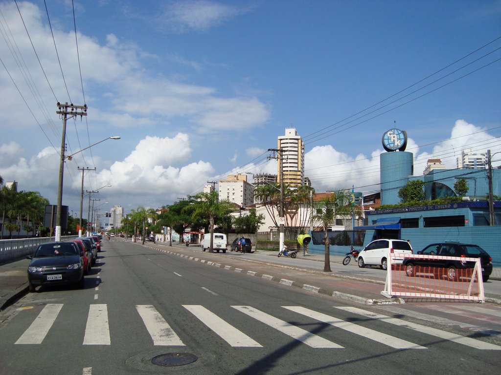 Avenida General Francisco Glicério, no Bairro da Pompéia em Santos, para quem olha sentido Canal Dois. by j carlos de c. silva