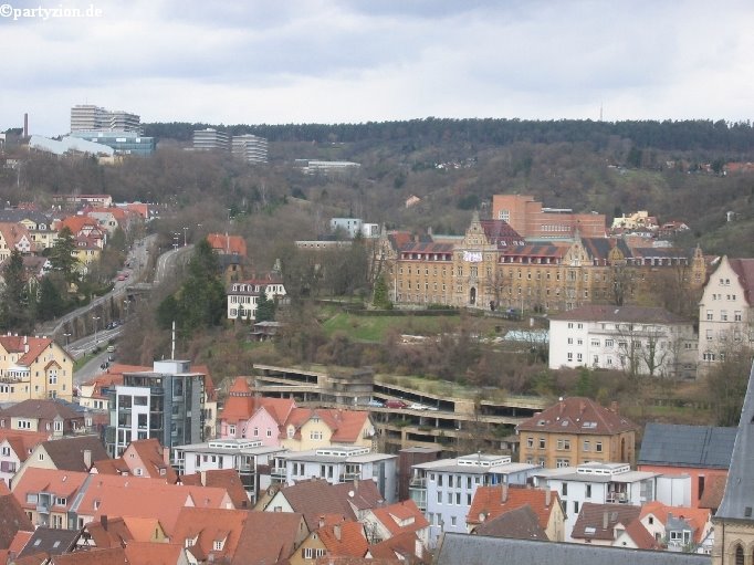 Auf der Stiftskirche - Blick zur Feuerwehr, Parkhaus und Psychologie by Jochen Gallmayer