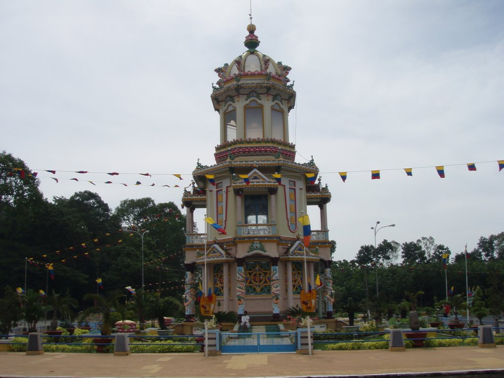 Tay Ninh, Cao Dai Temple by Steven en Hanneke