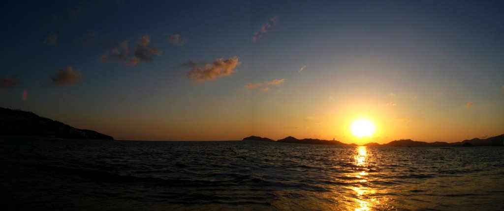 02-03-2009 Atardecer desde Playa Francia, Acapulco. by Esteban M. Luna (esmol). by ESTEBAN M. LUNA