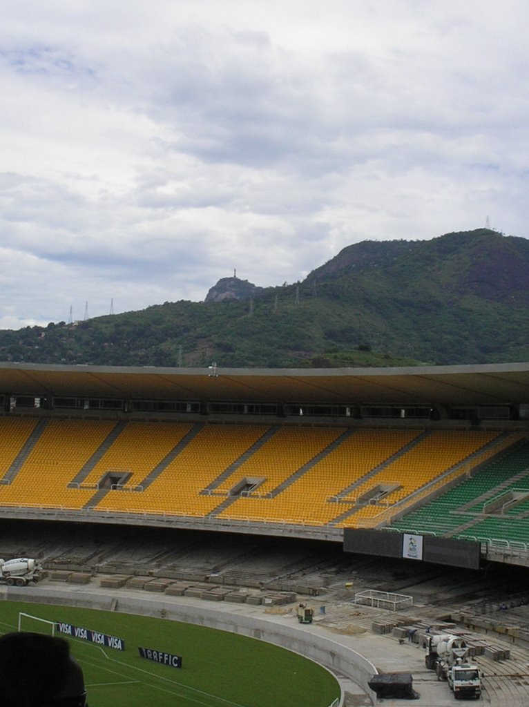 Estadio maracana feb 2006 , rio de janeiro, al fondo el Cristo del Corcovado by redij