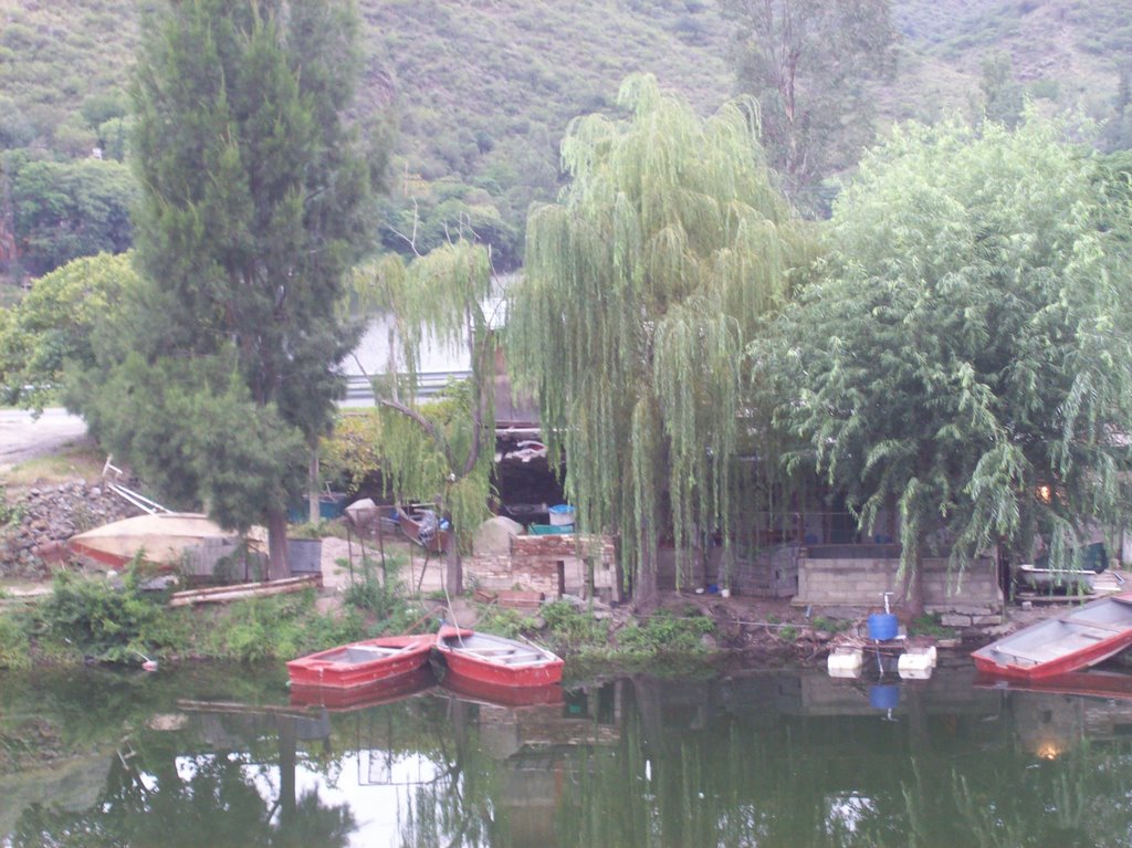 Esta es una parte del lago San Roque que quedó separado del resto cuando se hizo primero el terraplén para poner las vías y después cuando hicieron la ruta provincial "E 55". (foto: Frank Boore).- by Frank Boore