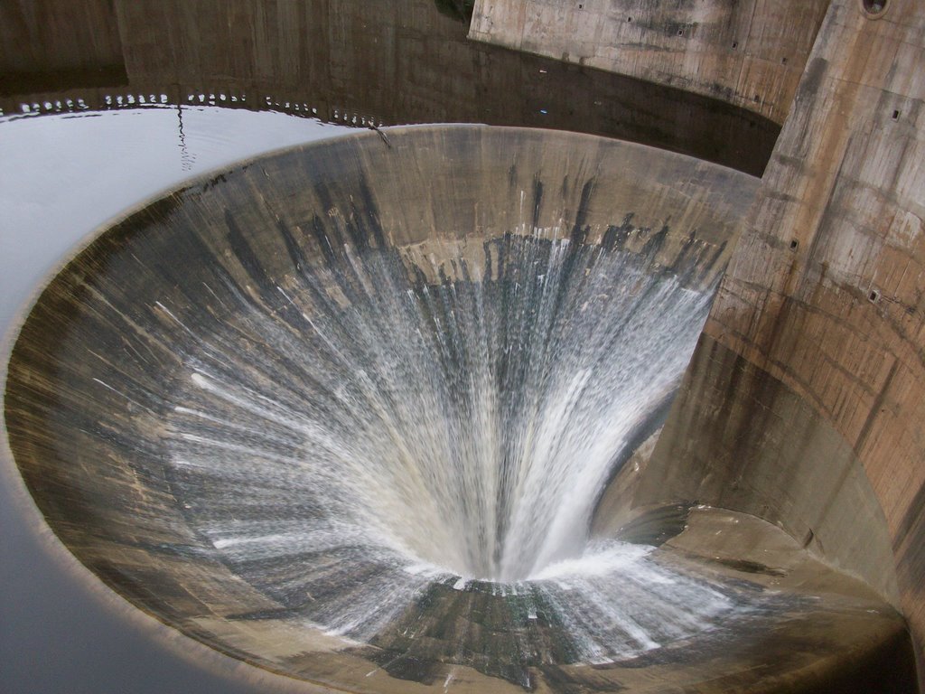 Cuando el lago está lleno descarga el sobrante de agua por este vertedero. (foto: Frank Boore),- by Frank Boore