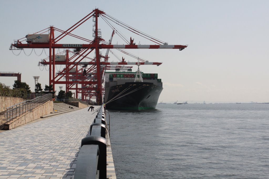 Huge container ship by Naoki Miyoshi