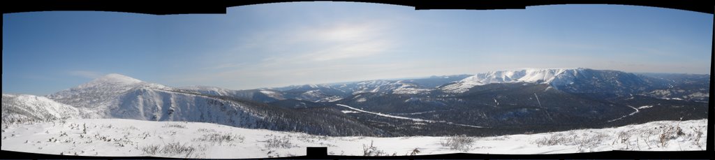 Vue a partir du mont Joseph Fortin du mont Albert et du Richardson a gauche by Denis Bernier