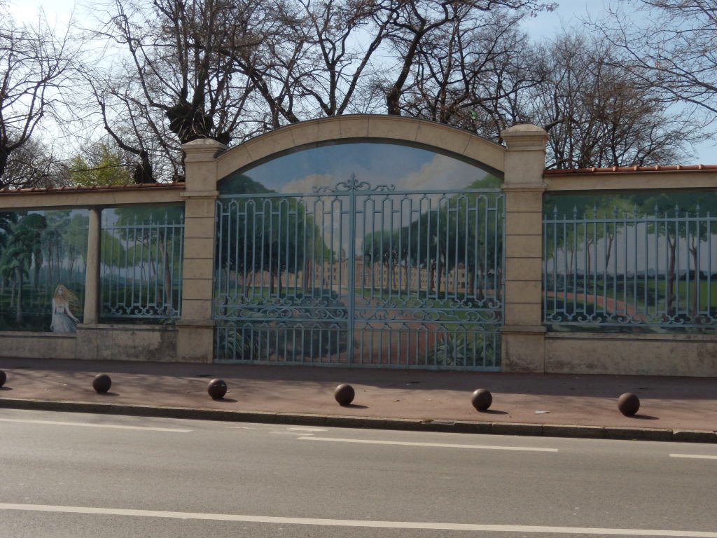 Évocation de l'ancienne image de l'hôpital avec sa grille d'entrée (trompe l'oeil) by fred banchet