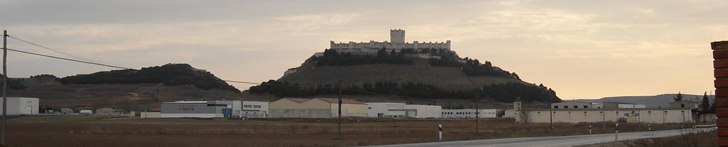 El Castillo de Peñafiel vigila el horizonte by juliopremsa