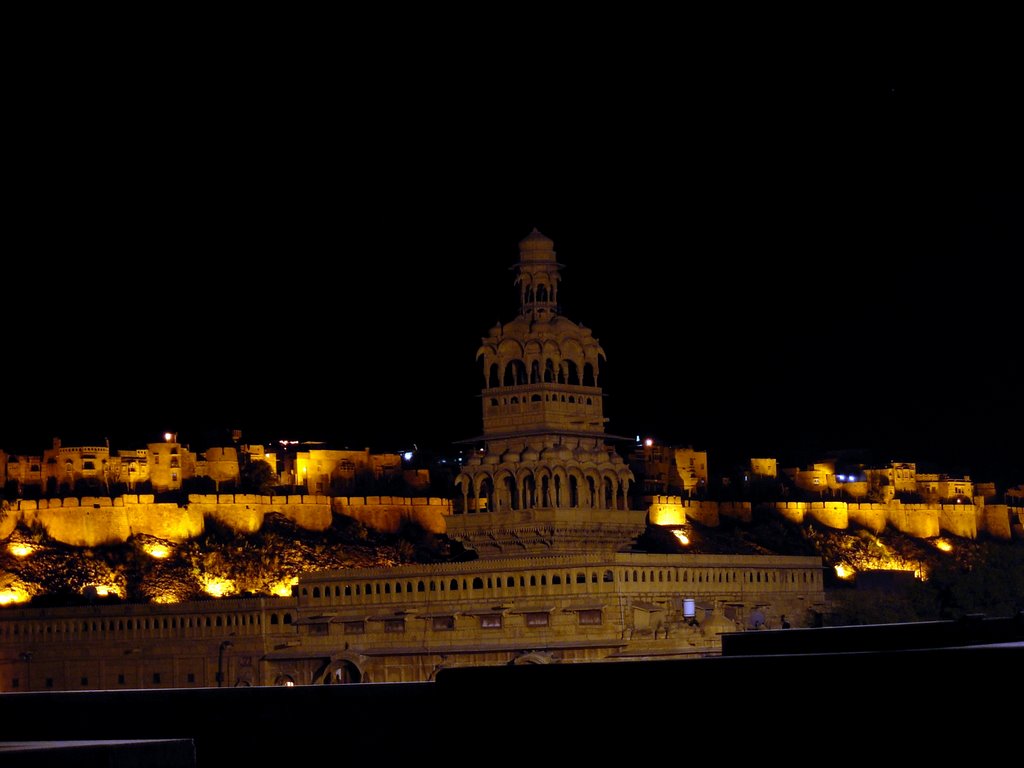 Golden Fort at night by alok_cns