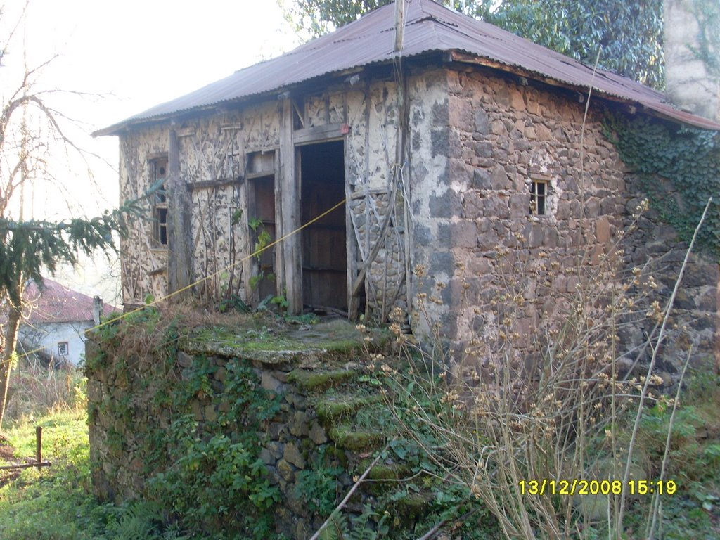 Eski karadeniz evi (bilaloğlu evi) by Turgut AYDIN