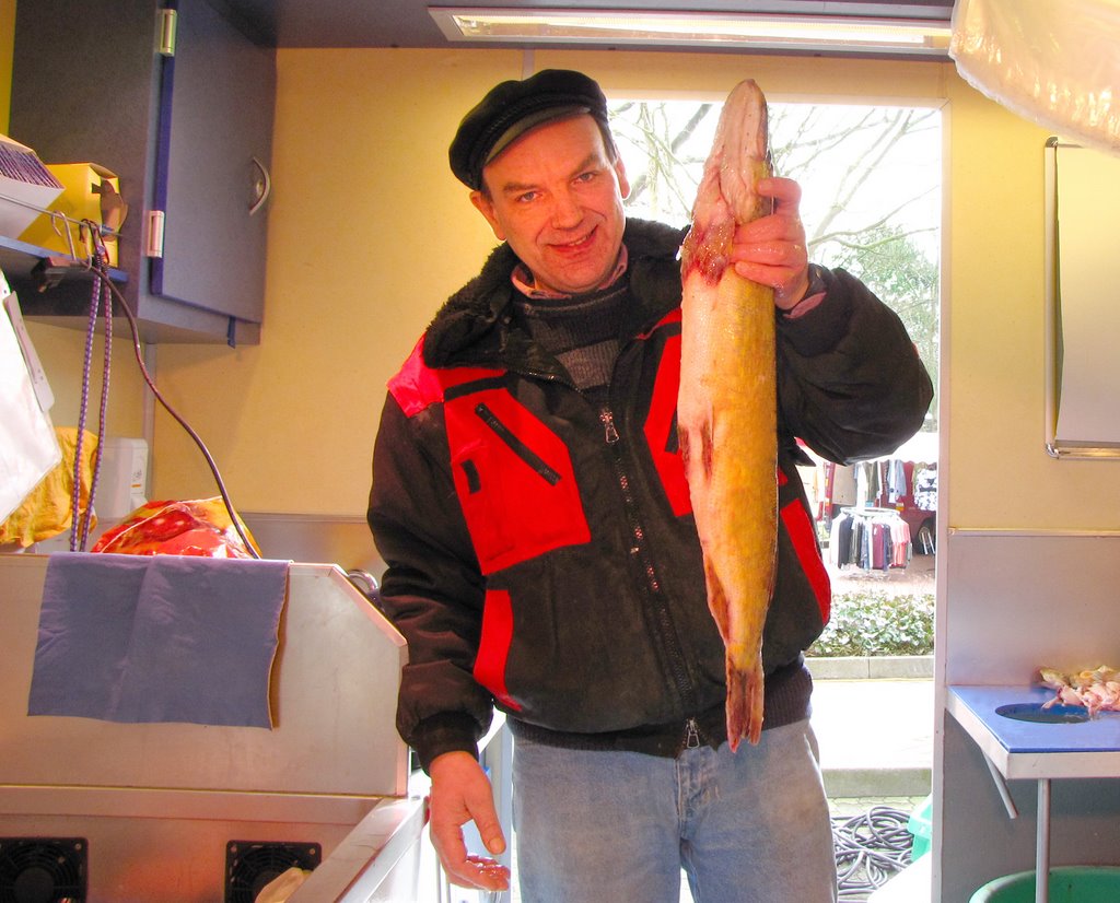 Auf dem Wochenmarkt - der Fischhändler O. Meyer verkauft einen großen Hecht, den ein Fischer von der Insel Rügen gefangen hat by JulianeHerrmann1