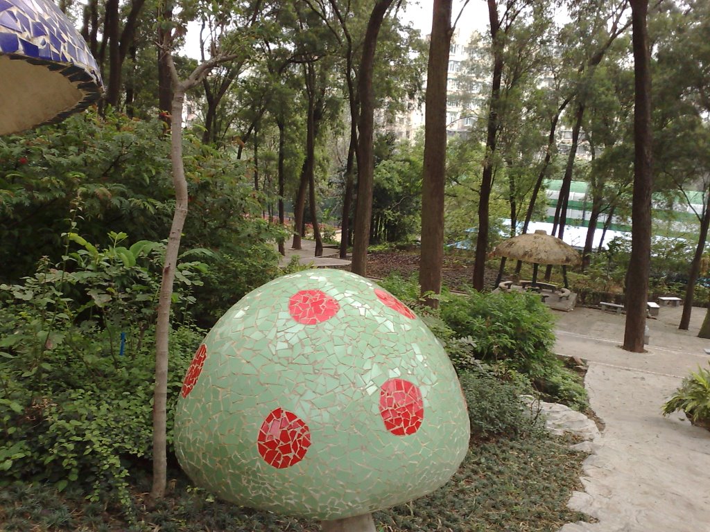 The sculpture of mushroom in Guangzhou zoo by 雨丝风片 by ytmsgj