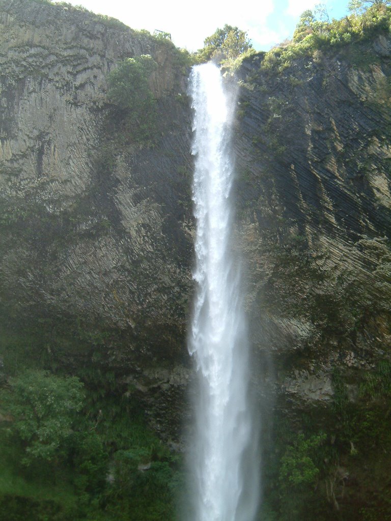 BRIDAL VEIL FALLS by terracorn