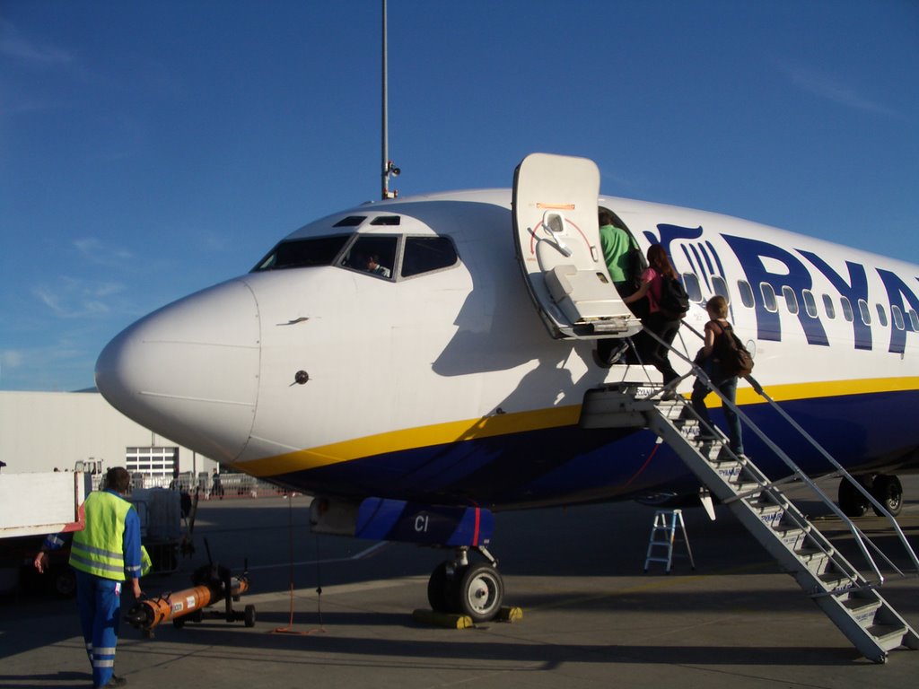 Entering the plane to Prestwick by Thomas Berbner